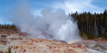 steamboat-geyser-67796_1280