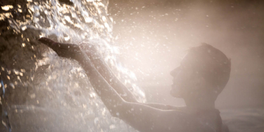 termal_suda_dinlenen_bir_adam