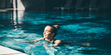 termal_suda_yuzen_genc_kadin